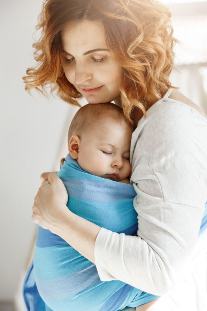 A imagem mostra um exemplo de uma mãe segurando um bebê.